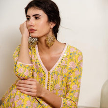 Load image into Gallery viewer, Filigree Cutwork Earrings