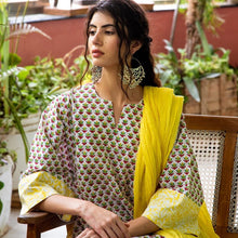 Load image into Gallery viewer, Silver Filigree Cutwork Earrings