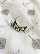 Load image into Gallery viewer, Sakshi Sindwani in Ritika Sachdeva Hair Clip
